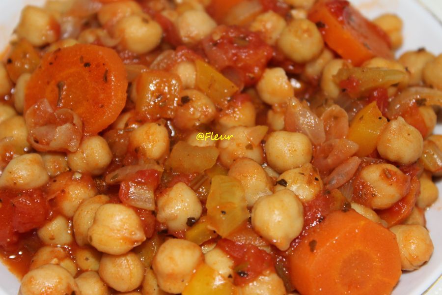 <!--:en-->Chickpeas in tomato sauce<!--:--><!--:ro-->Mancarica de naut<!--:--><!--:nl-->Kikkererwten schotel in tomatensaus<!--:--><!--:it-->Ceci in salsa di pomodoro<!--:-->