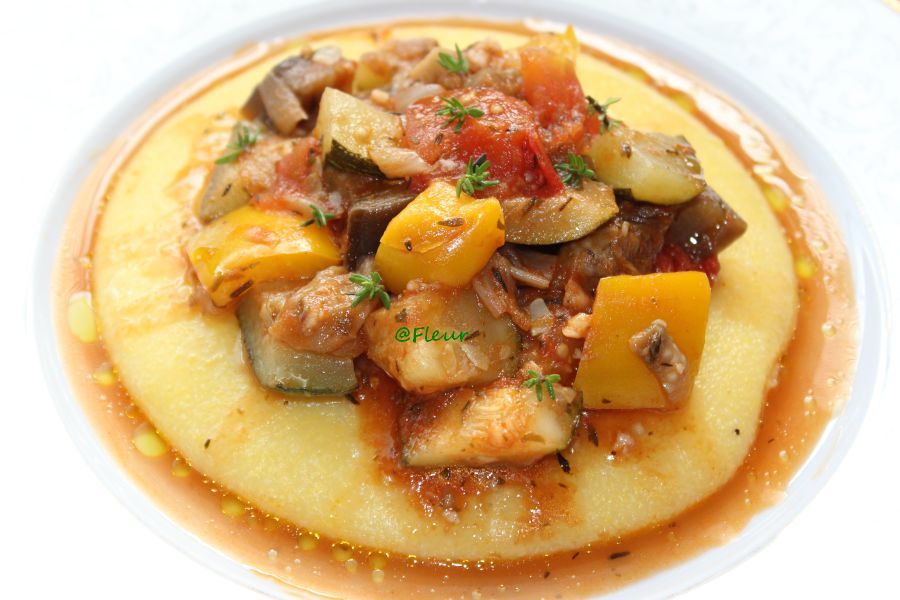 <!--:en-->Ratatouille on polenta bed<!--:--><!--:ro-->Ratatouille pe pat de mamaliguta<!--:--><!--:nl-->Ratatouille op polenta bed<!--:-->