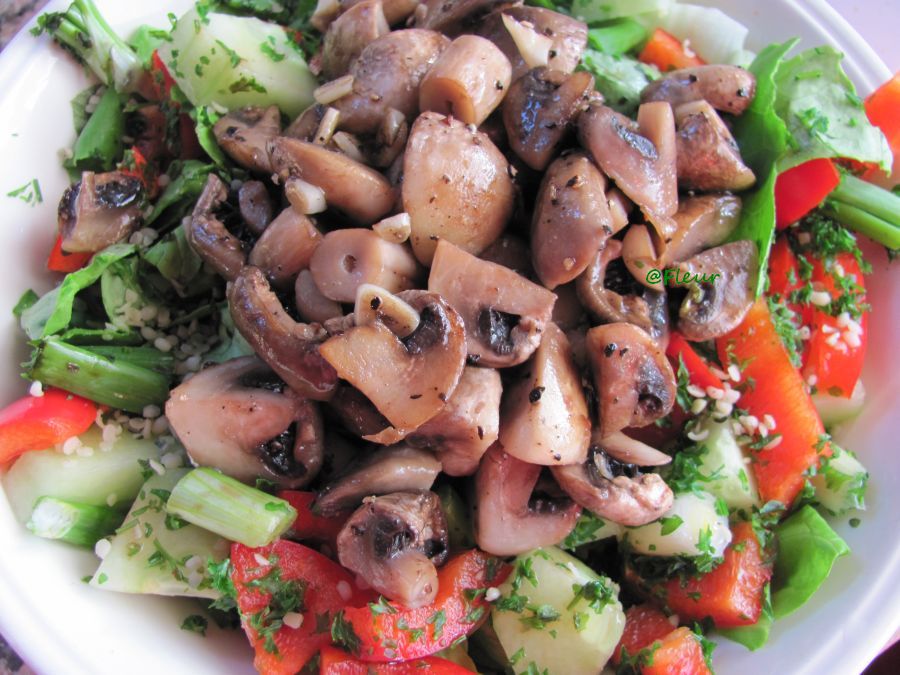 <!--:en-->Sauteed mushrooms salad<!--:--><!--:ro-->Salata cu ciuperci sote<!--:--><!--:nl-->Gebakken champignons salade<!--:--><!--:it-->Insalata di funghi trifolati<!--:-->