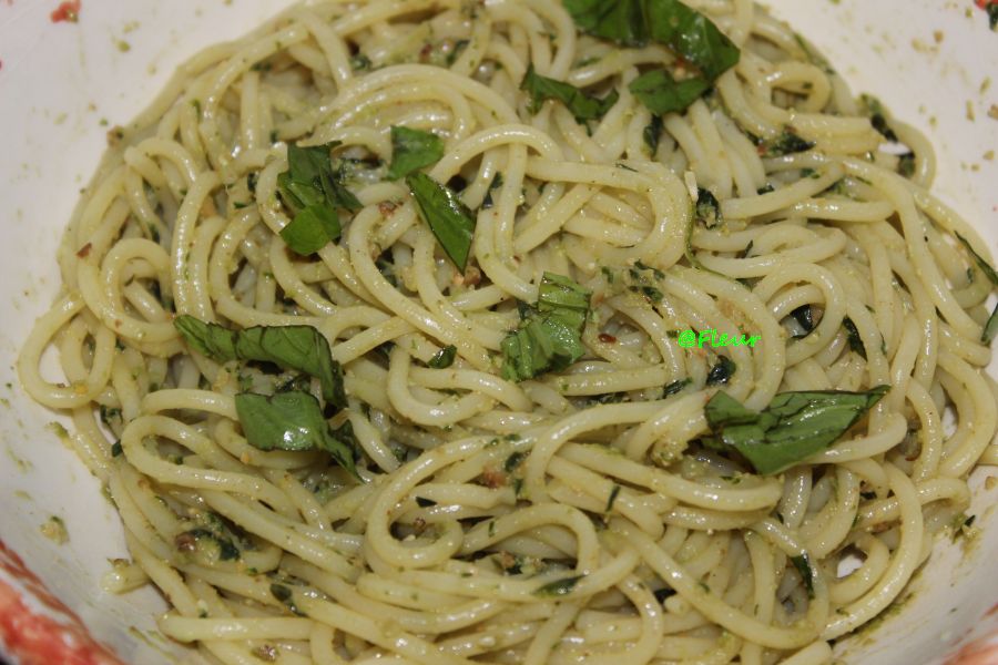 <!--:en-->Spaghetti con pesto <!--:--><!--:ro-->Spaghetti con pesto <!--:--><!--:nl-->Spaghetti con pesto <!--:-->