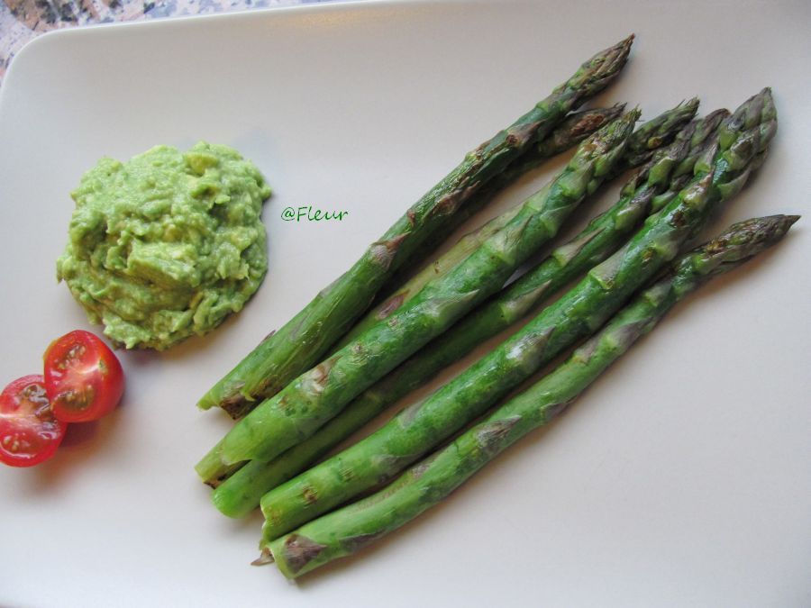 <!--:en-->Grilled asparagus with avocado sauce<!--:--><!--:ro-->Sparanghel la gratar cu sos de avocado<!--:--><!--:nl-->Gegrilde asperges met avocado saus<!--:-->