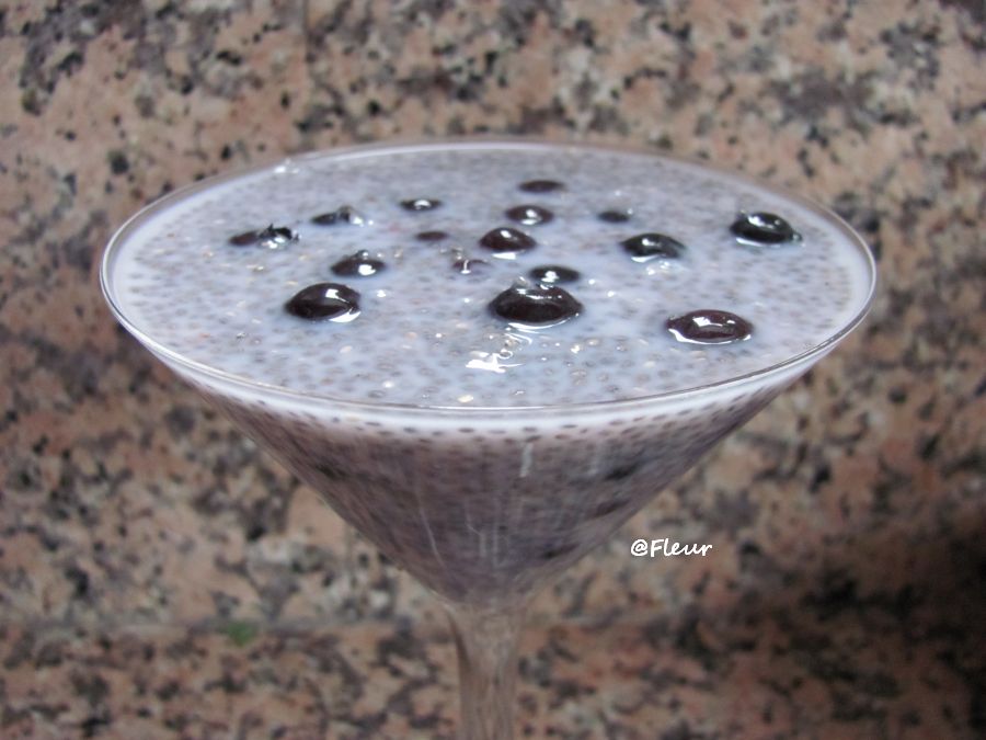 (English) Chia pudding with blueberries