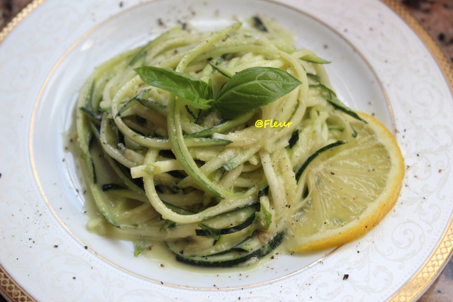 <!--:en-->Zucchini spaghetti with pesto sauce<!--:--><!--:ro-->Spaghete din dovlecel cu sos pesto<!--:--><!--:nl-->Courgette spaghetti  met pesto saus<!--:-->