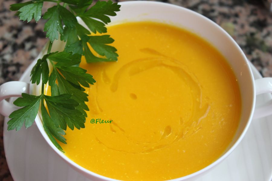 <!--:en-->Pumpkin soup<!--:--><!--:ro-->Supa crema de dovleac<!--:--><!--:nl-->Pompoensoep<!--:--><!--:it-->Zuppa di zucca<!--:-->