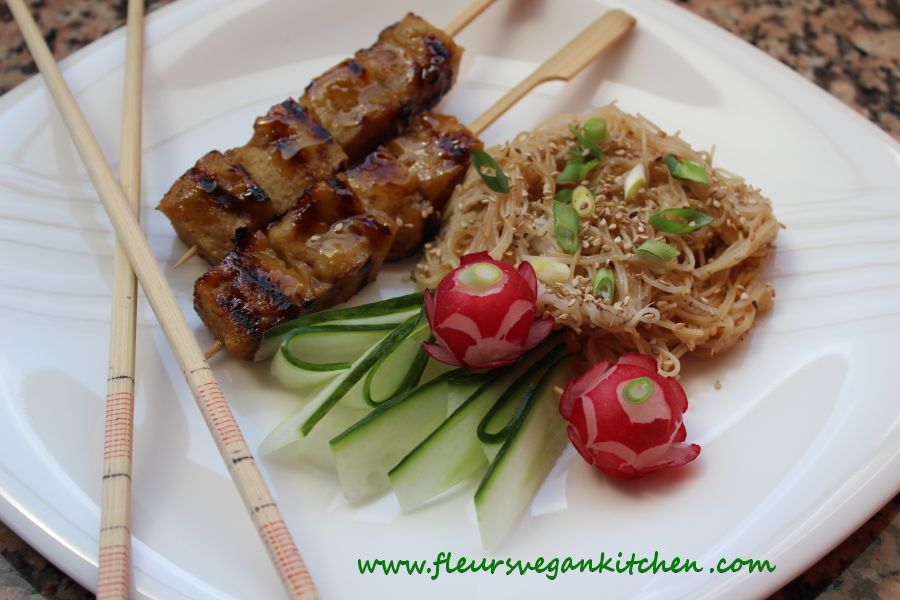 <!--:en-->Seitan teriyaki with rice noodles<!--:--><!--:ro-->Seitan teriyaki cu taietei din orez<!--:--><!--:nl-->Seitan teriyaki met rijst noodles<!--:--><!--:it-->Seitan teriyaki con spaghetti di riso<!--:-->