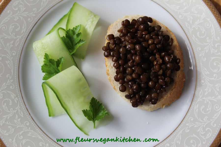 <!--:en-->Beluga lentils tartine<!--:--><!--:ro-->Tartine de linte beluga <!--:--><!--:nl-->Beluga linzen tartine<!--:-->