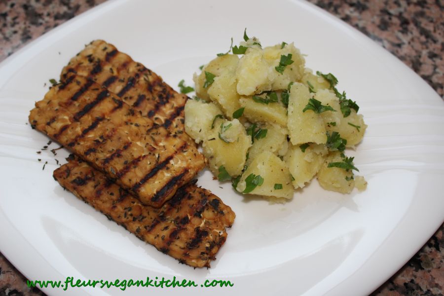 <!--:en-->Grilled tempeh with parsley potatoes<!--:--><!--:ro-->Tempeh la gratar cu cartofi natur<!--:--><!--:nl-->Gegrilde tempeh en aardappels met peterselie<!--:-->