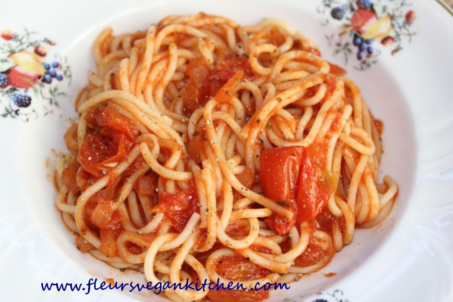 <!--:en-->Spaghetti with cherry tomatoes<!--:--><!--:ro-->Spaghete cu rosii cherry<!--:--><!--:nl-->Spaghetti met cherry tomaten<!--:-->