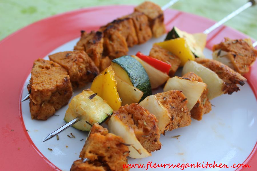 <!--:en-->Grilled seitan & vegetables skewers<!--:--><!--:ro-->Frigarui din seitan si legume<!--:--><!--:nl-->Seitan & groenten spiesjes<!--:--><!--:it-->Spiedini di seitan e verdure alla griglia<!--:-->