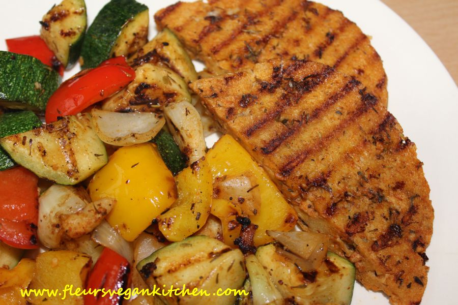 <!--:en-->Grilled seitan and vegetables<!--:--><!--:ro-->Seitan cu legume la gratar<!--:--><!--:nl-->Gegrilde seitan en groenten<!--:-->