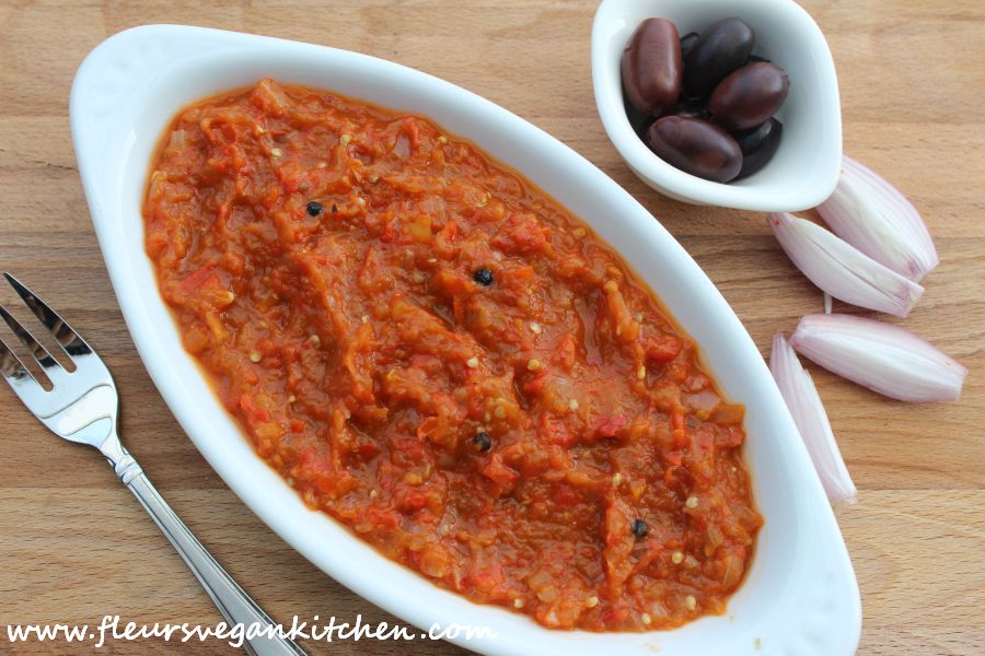 <!--:en-->Zacusca (romanian vegetable spread)<!--:--><!--:ro-->Zacusca rapida de vara<!--:--><!--:nl-->Zacusca (groenten beleg)<!--:--><!--:it-->Zacusca (salsa rumena alle verdure)<!--:-->