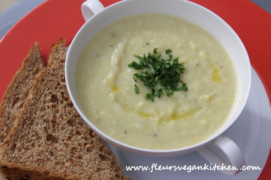 <!--:en-->Vichyssoise soup <!--:--><!--:ro-->Supa Vichyssoise <!--:--><!--:nl-->Vichyssoise soep <!--:--><!--:it-->Zuppa Vichyssoise (Crema di porro e patate)<!--:-->