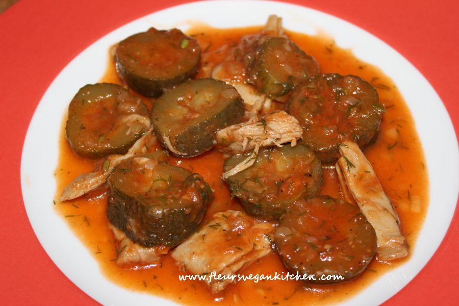 <!--:en-->Brined cucumbers in tomato sauce <!--:--><!--:ro-->Mancarica de castraveti murati<!--:--><!--:nl-->Ingemaakte komkommers in tomatensaus <!--:--><!--:it-->Cetroli in salamoia al pomodoro<!--:-->