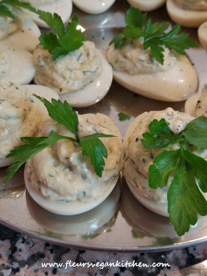 <!--:en-->Vegan stuffed eggs<!--:--><!--:ro-->Oua vegane umplute<!--:--><!--:nl-->Veganistische gevulde eieren<!--:-->